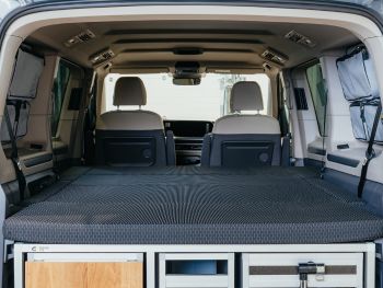 Noemi-H1-Multivan-postel-autě